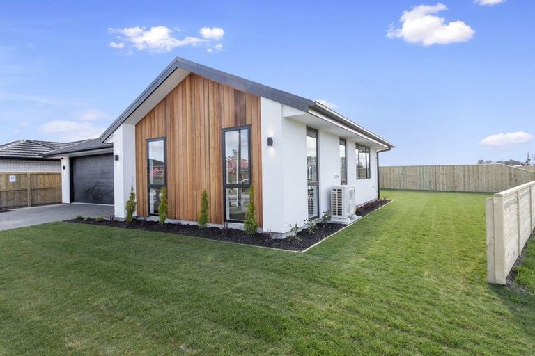 Photo of property in 8 Oakleigh Street, Woodend, 7610