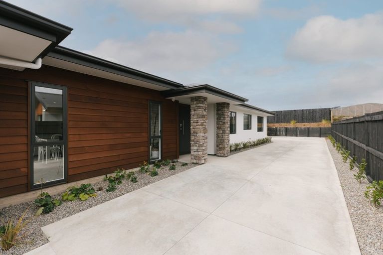 Photo of property in 32 Atlantic Drive, Fitzherbert, Palmerston North, 4410