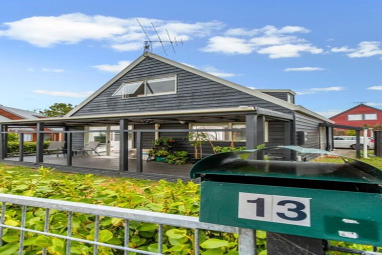 Photo of property in 13 Caspian Close, New Lynn, Auckland, 0600
