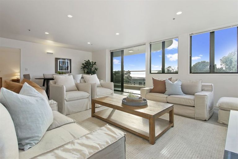 Photo of property in 3c/173 Hurstmere Road, Takapuna, Auckland, 0622