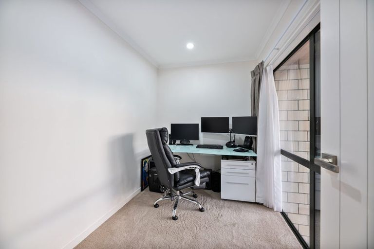 Photo of property in 2 Platinum Rise, Ranui, Auckland, 0612