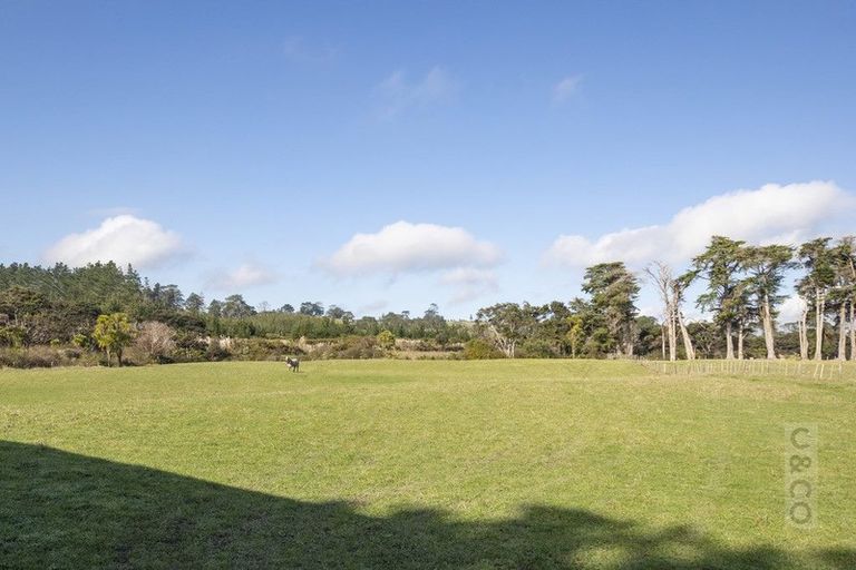 Photo of property in 271 Waitakere Road, Taupaki, Henderson, 0782