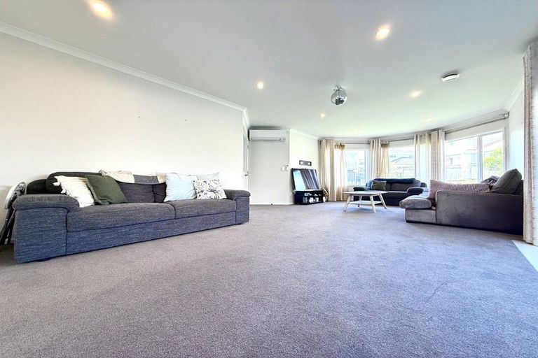 Photo of property in 17 Tamworth Crescent, Newlands, Wellington, 6037