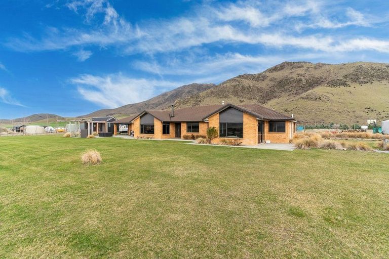 Photo of property in 10 Hardacre Place, Omarama, 9412