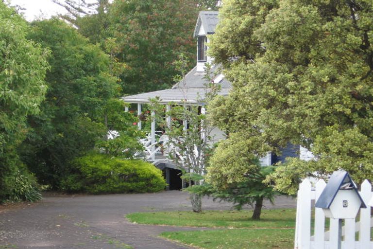 Photo of property in 1/6 Harrybrook Road, Green Bay, Auckland, 0604