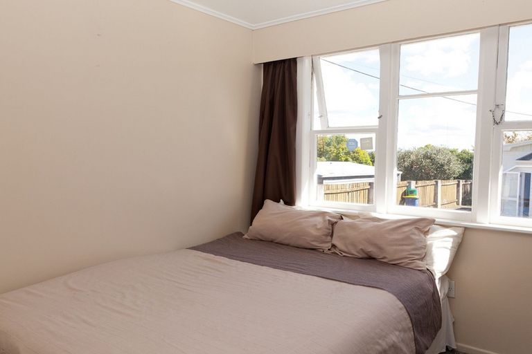 Photo of property in 17 Sylvan Crescent, Te Atatu South, Auckland, 0610