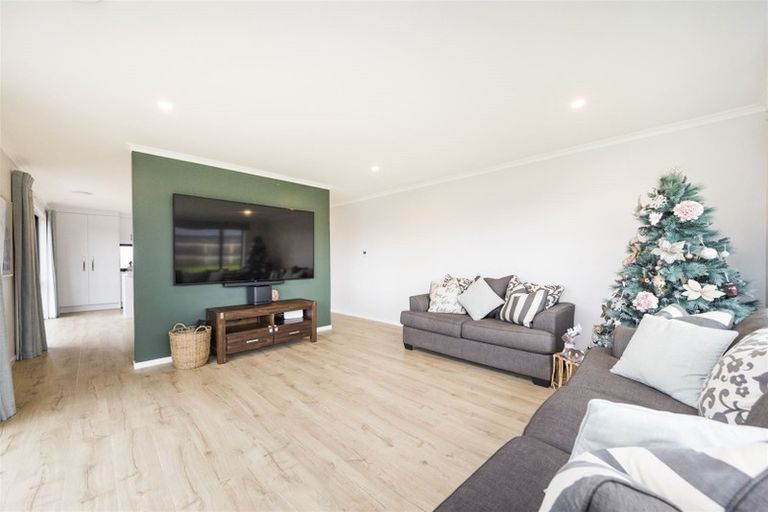 Photo of property in 202 Pacific Drive, Fitzherbert, Palmerston North, 4410