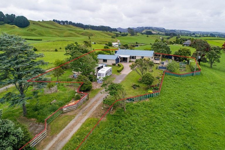 Photo of property in 136 Nopera Road, Waiiti, Urenui, 4377