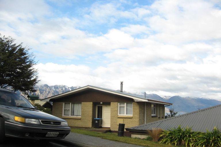 Photo of property in 69 Wynyard Crescent, Fernhill, Queenstown, 9300