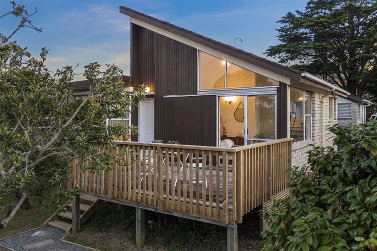 Photo of property in 2/307 Wairau Road, Totara Vale, Auckland, 0627