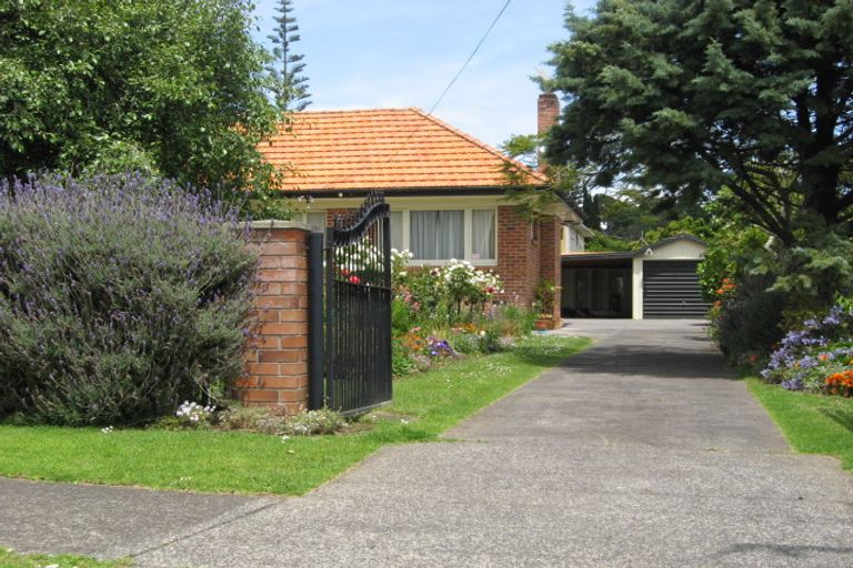 Photo of property in 12 Shortt Avenue, Mangere Bridge, Auckland, 2022