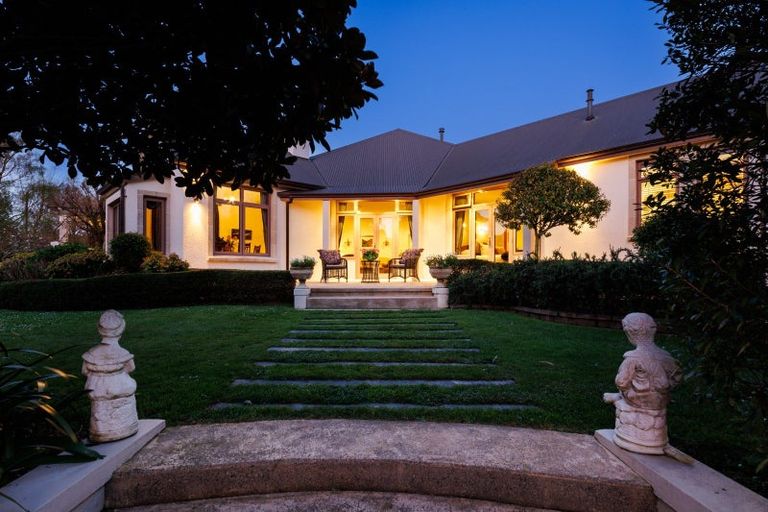 Photo of property in 5 Waicola Drive, Fitzherbert, Palmerston North, 4471