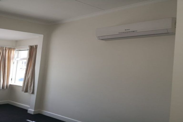 Photo of property in 6 Rixon Grove, Mount Victoria, Wellington, 6011