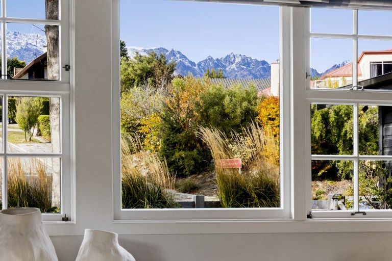 Photo of property in 11 Cedar Drive, Kelvin Heights, Queenstown, 9300