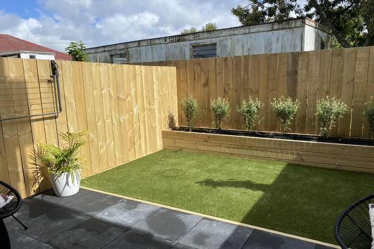 Photo of property in 6/43 Yeovil Road, Te Atatu Peninsula, Auckland, 0610