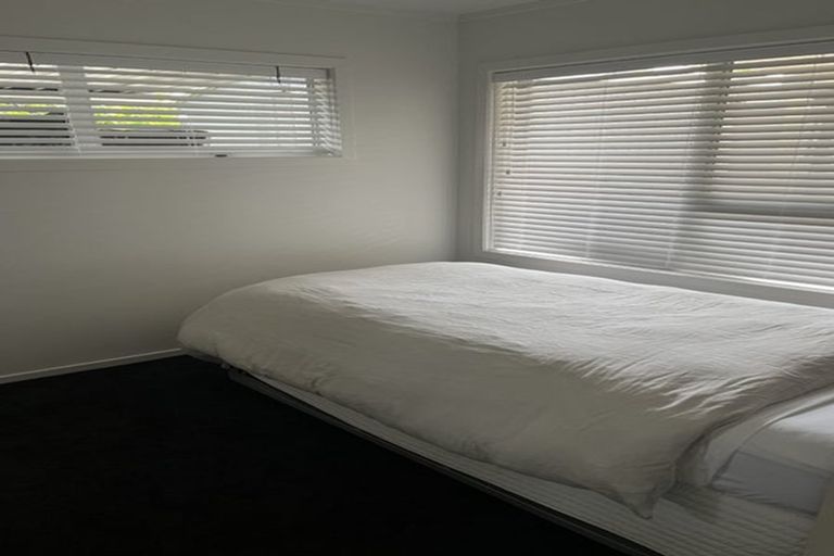 Photo of property in 16 Thorburn Avenue, Red Beach, 0932