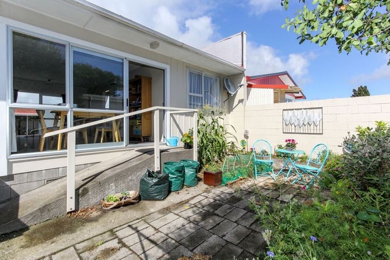 Photo of property in 2/14 Huatoki Street, Vogeltown, New Plymouth, 4310
