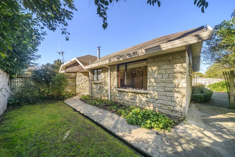 Photo of property in 16 Durham Crescent, Palmerston North, 4414