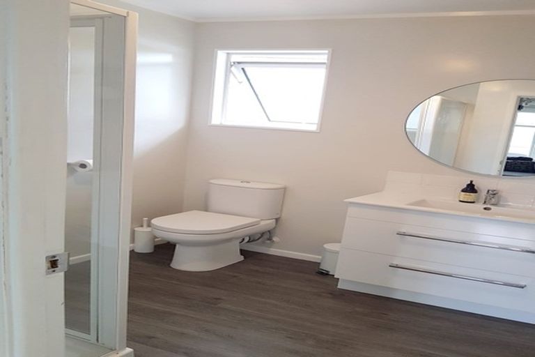 Photo of property in 1/16 Ramillies Place, Glenfield, Auckland, 0629