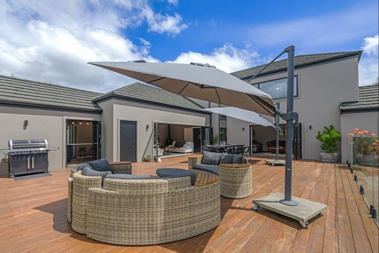 Photo of property in 52 Turitea Road, Fitzherbert, Palmerston North, 4472