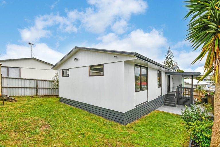 Photo of property in 2/10 Nearco Street, Randwick Park, Auckland, 2105
