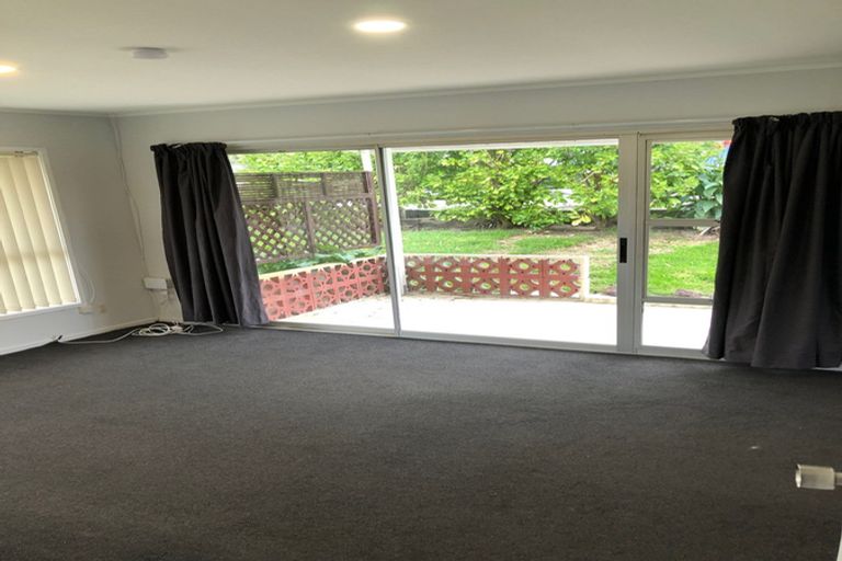 Photo of property in 1/4220 Great North Road, Glendene, Auckland, 0602