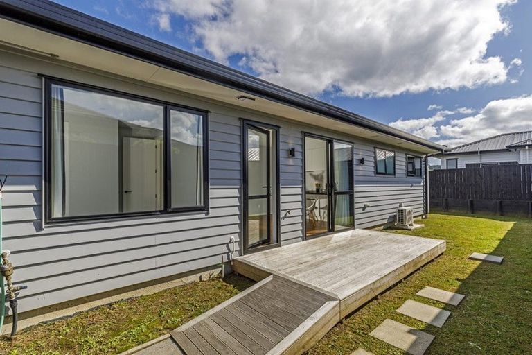 Photo of property in 18 Madden Avenue, Kumeu, 0810