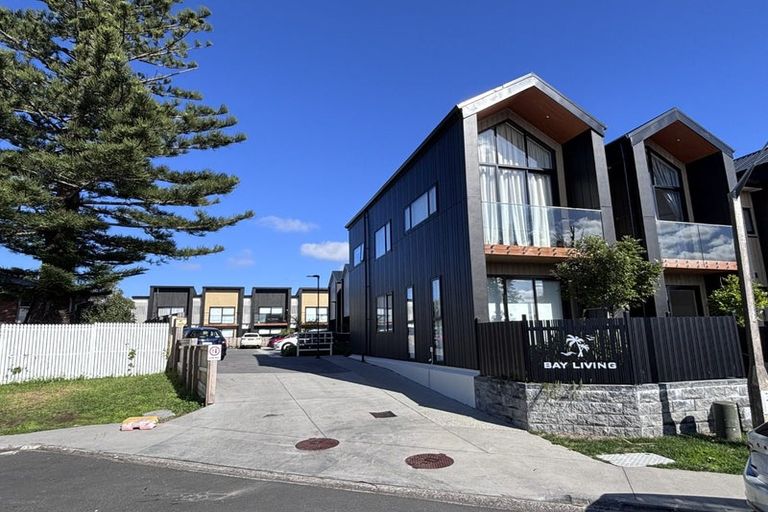 Photo of property in 27f Dawnhaven Drive, Te Atatu Peninsula, Auckland, 0610