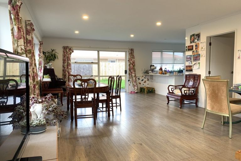 Photo of property in 2/329 Botany Road, Golflands, Auckland, 2013