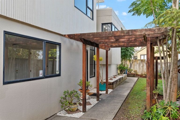 Photo of property in 2/5 Remus Place, Totara Vale, Auckland, 0629
