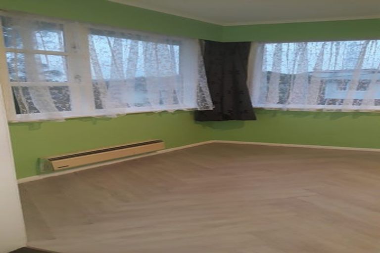 Photo of property in 5 Alder Place, Newlands, Wellington, 6037