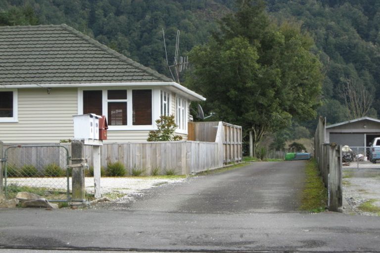 Photo of property in 102 Fairfax Street, Murchison, 7007