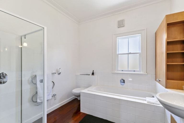 Photo of property in 33 Grove Road, Kelburn, Wellington, 6012