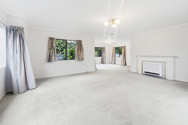 Photo of property in 2 The Glen, Hokowhitu, Palmerston North, 4410