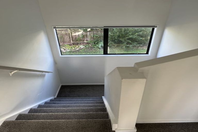 Photo of property in 2/523 Glenfield Road, Glenfield, Auckland, 0629