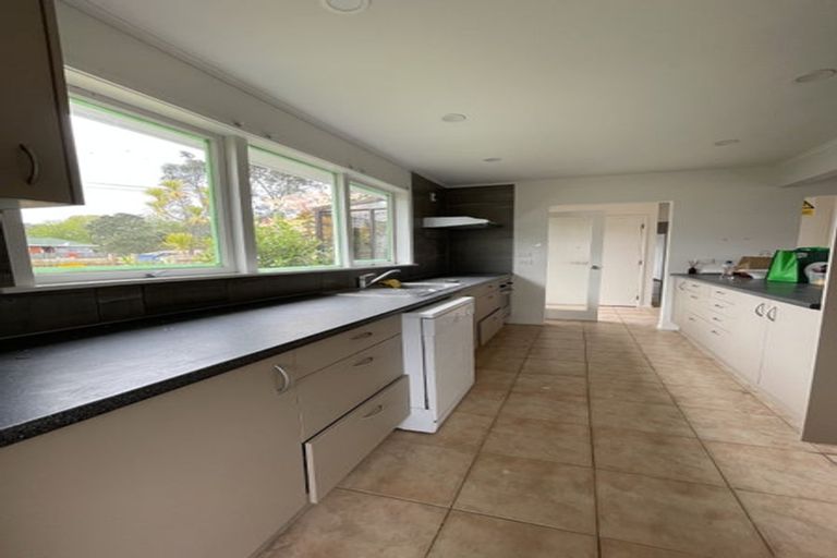 Photo of property in 372 Glenfield Road, Glenfield, Auckland, 0629