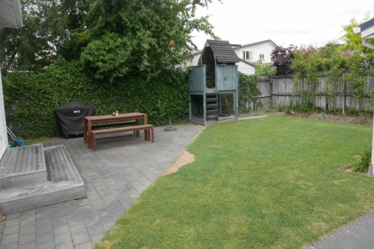 Photo of property in 22 Saint Andrews Square, Strowan, Christchurch, 8052