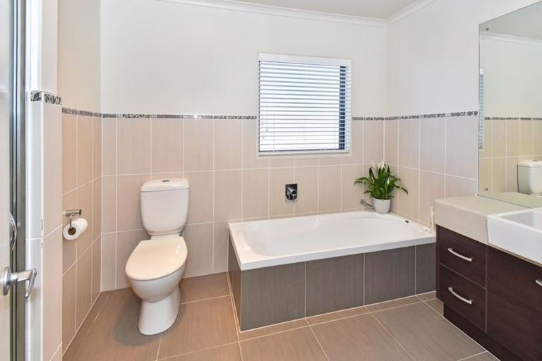 Photo of property in 8 Scotsmoor Drive, Wattle Downs, Auckland, 2103
