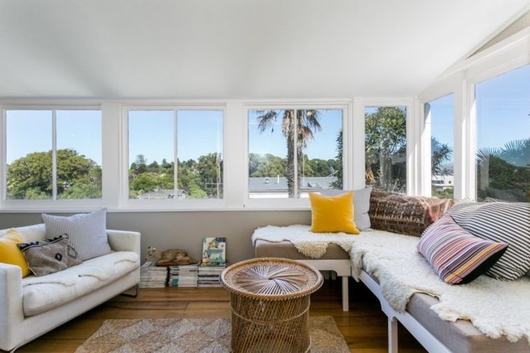 Photo of property in 14 Selwyn Road, Hospital Hill, Napier, 4110