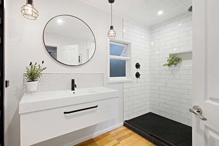 Photo of property in 8 Sylvan Valley Avenue, Titirangi, Auckland, 0604