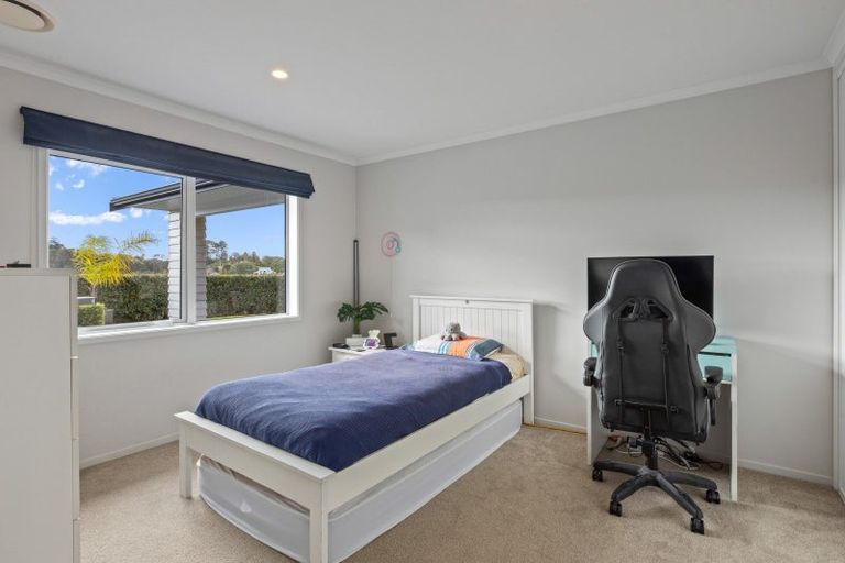 Photo of property in 60 Roberts Road, Matakatia, Whangaparaoa, 0930