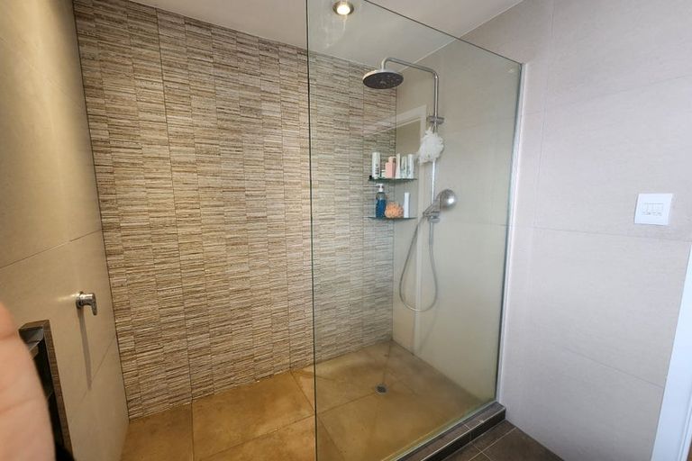 Photo of property in 2/484 East Coast Road, Windsor Park, Auckland, 0630