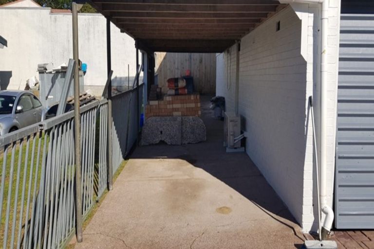 Photo of property in 2/31 Beaubank Road, Kelston, Auckland, 0602