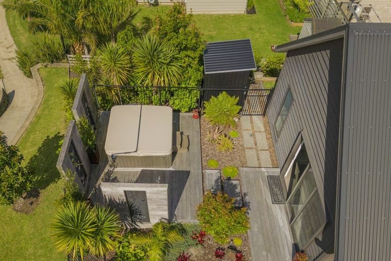 Photo of property in 18 Topping Place, Whitianga, 3510