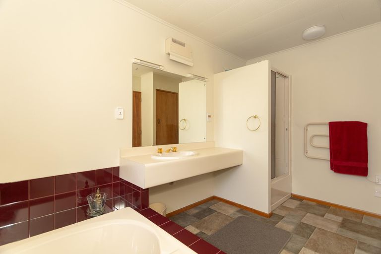 Photo of property in 16 Coronation Street, Moeraki, Palmerston, 9482