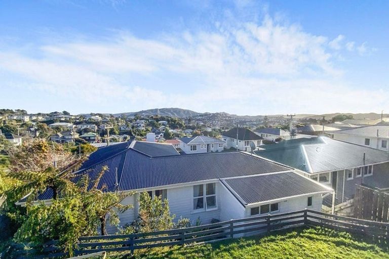 Photo of property in 12 Baylands Drive, Newlands, Wellington, 6037
