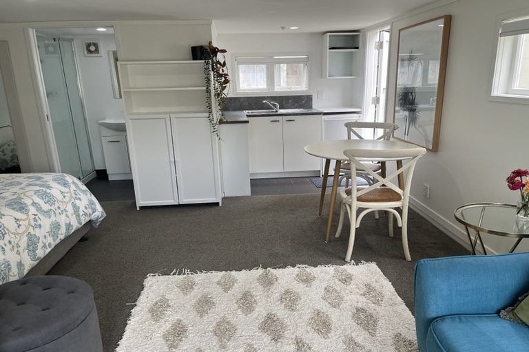 Photo of property in 1/1 Deuxberry Avenue, Northcote, Auckland, 0627