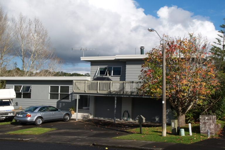 Photo of property in 13 Tanglewood Place, Cockle Bay, Auckland, 2014