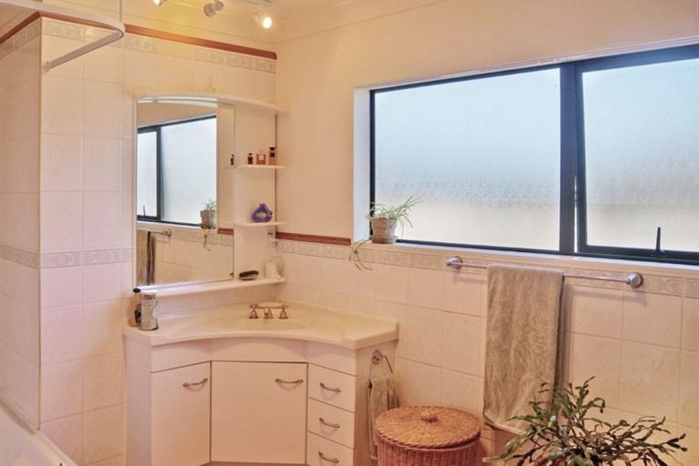 Photo of property in 68 One Tree Point Road, One Tree Point, 0118