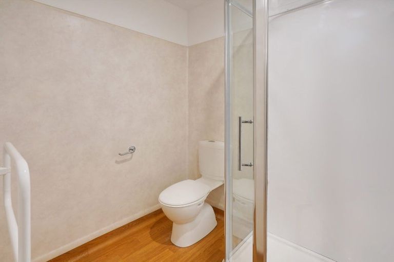 Photo of property in 5 Athol Terrace, Upper Riccarton, Christchurch, 8041
